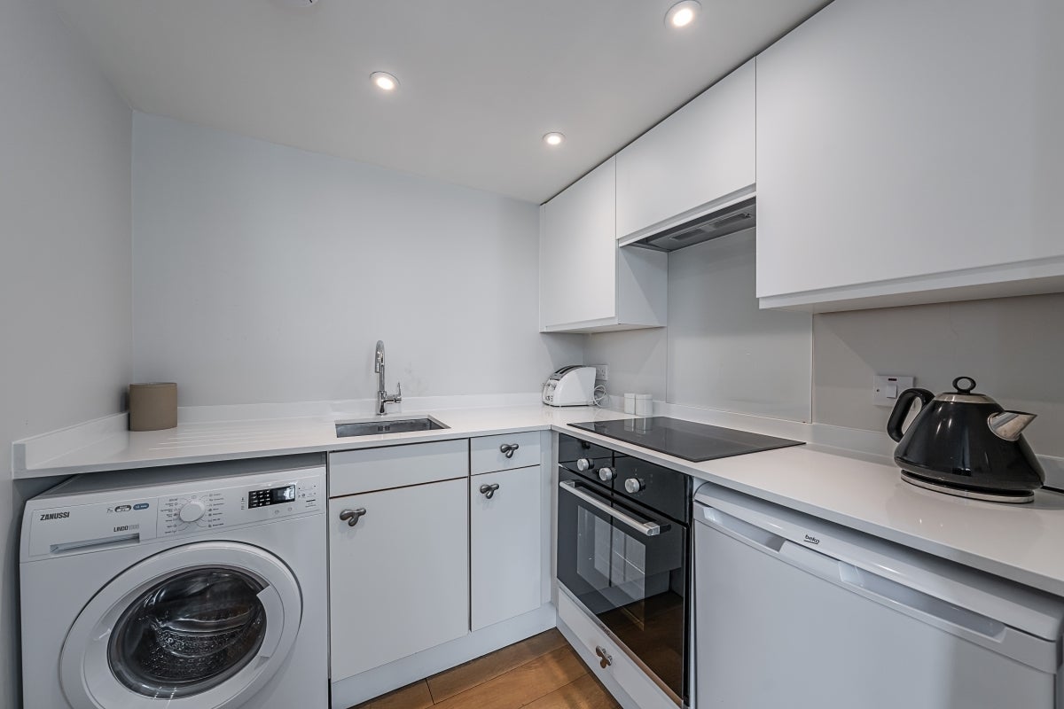 Flat Russell Road in Greater London