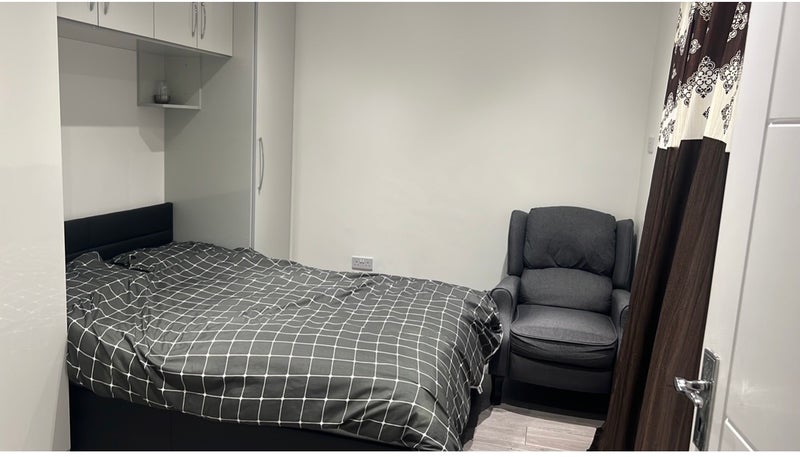 Room Pemberton Road in Slough