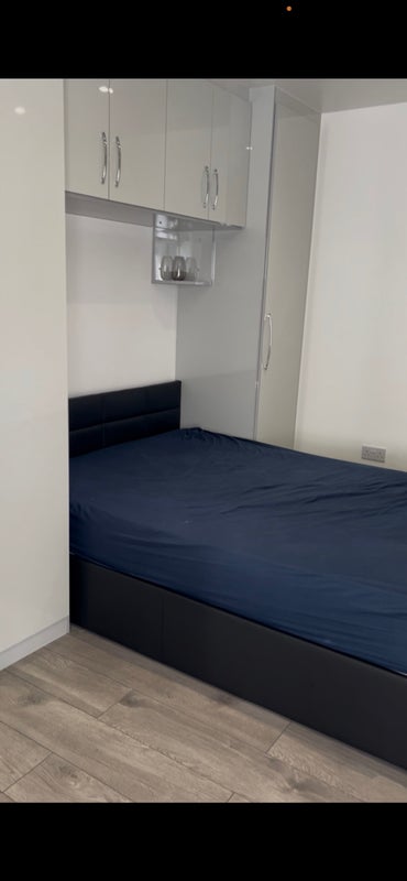 Room Pemberton Road in Slough
