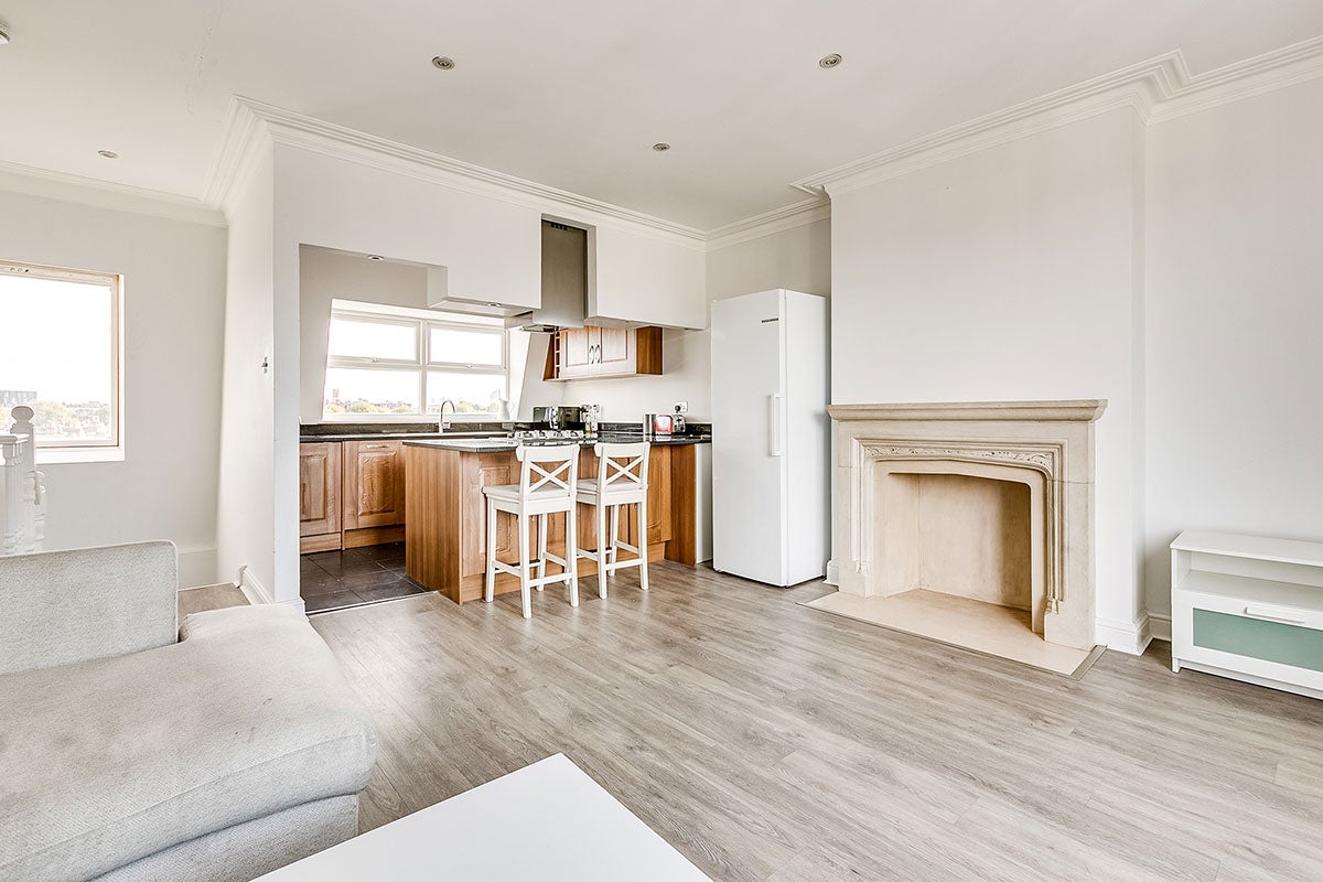 Flat Radipole Road in Greater London