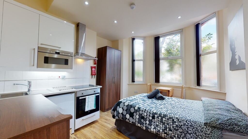Room St. Pauls Avenue in Greater London