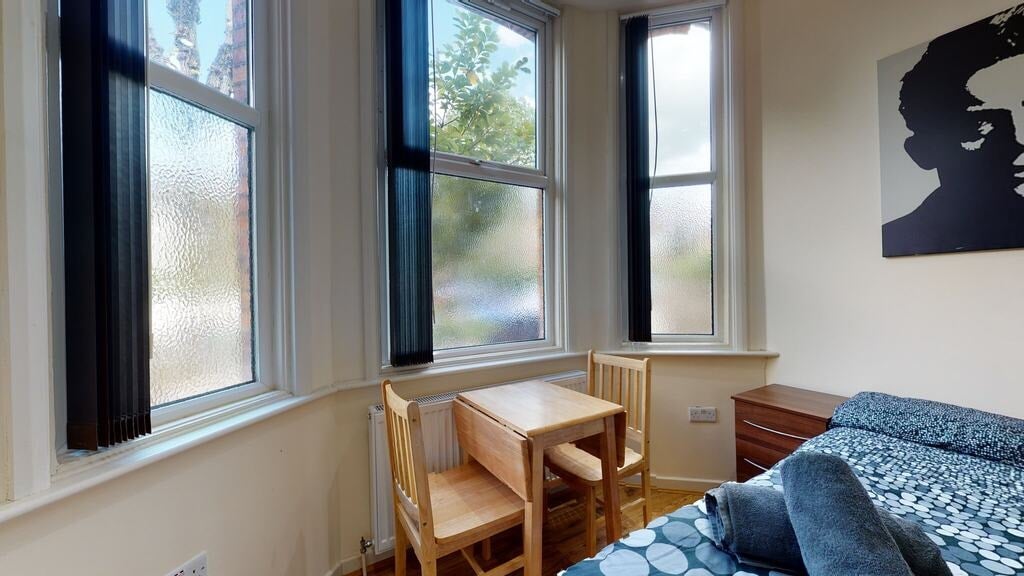 Room St. Pauls Avenue in Greater London