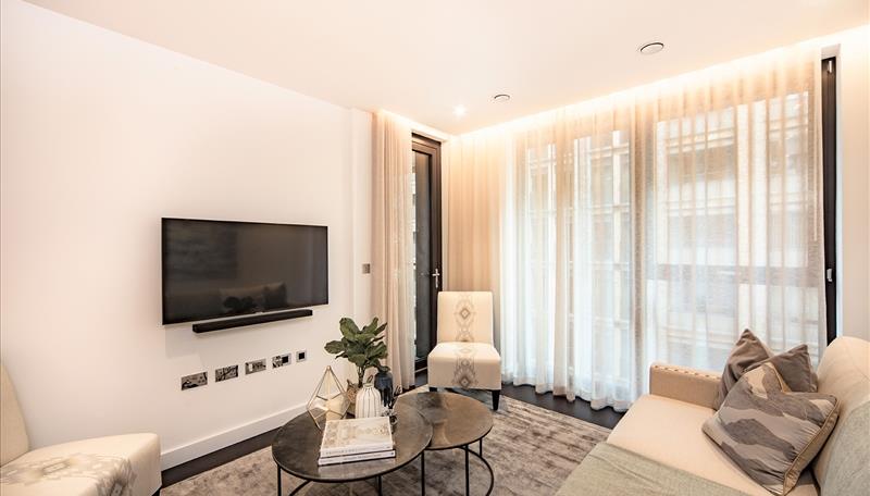 Flat Ponton Road in Greater London
