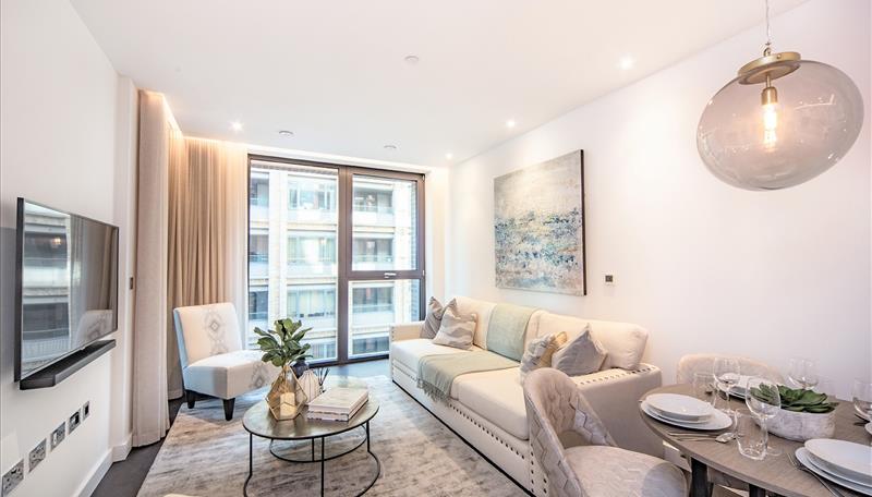 Flat Ponton Road in Greater London
