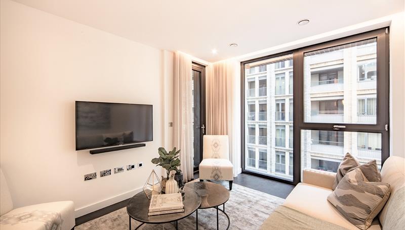 Flat Ponton Road in Greater London