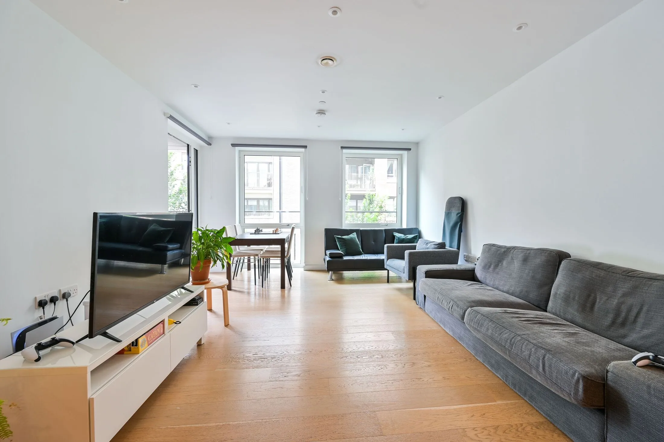 Flat Sayer Street in Greater London
