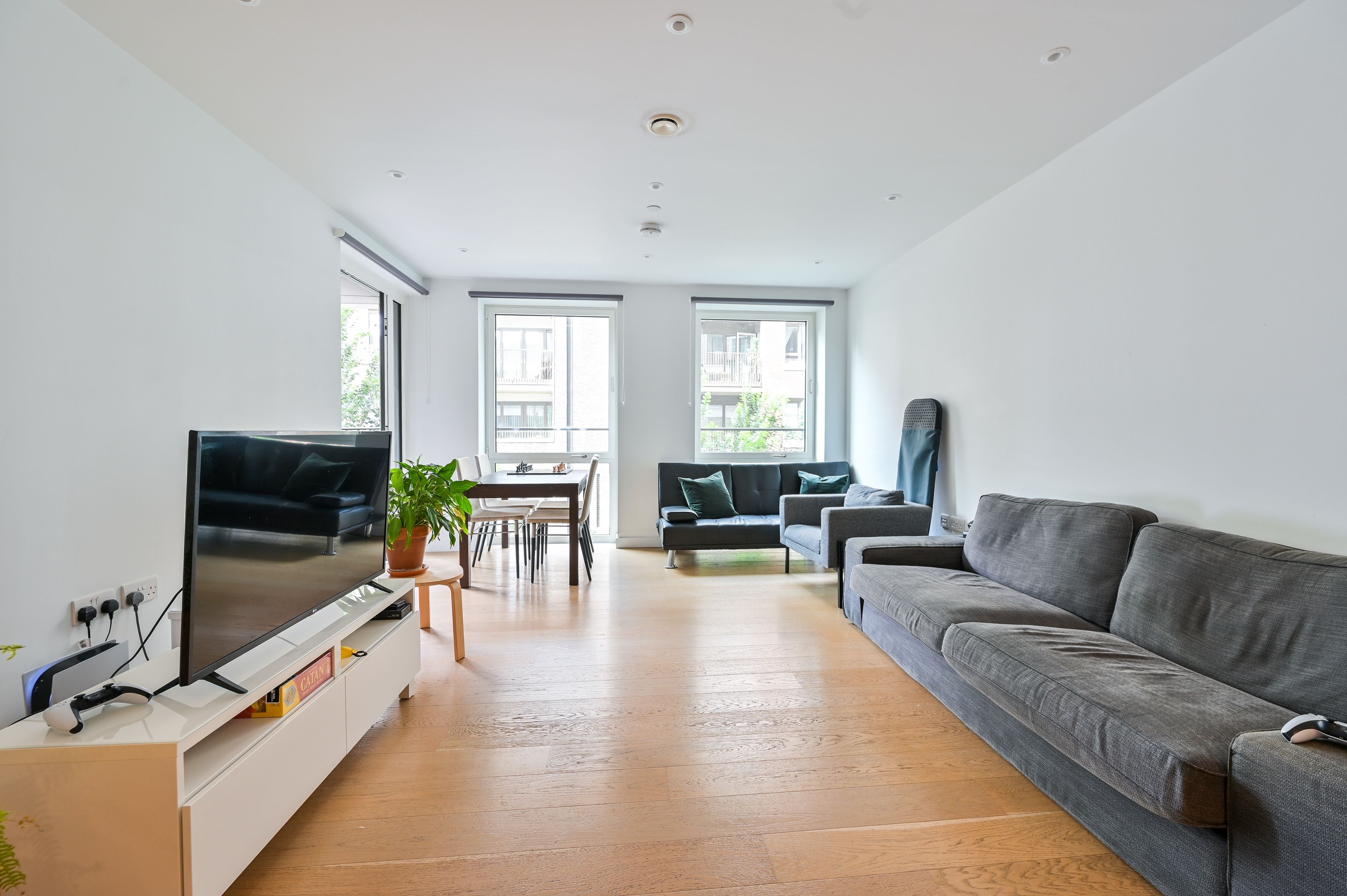 Flat Sayer Street in Greater London