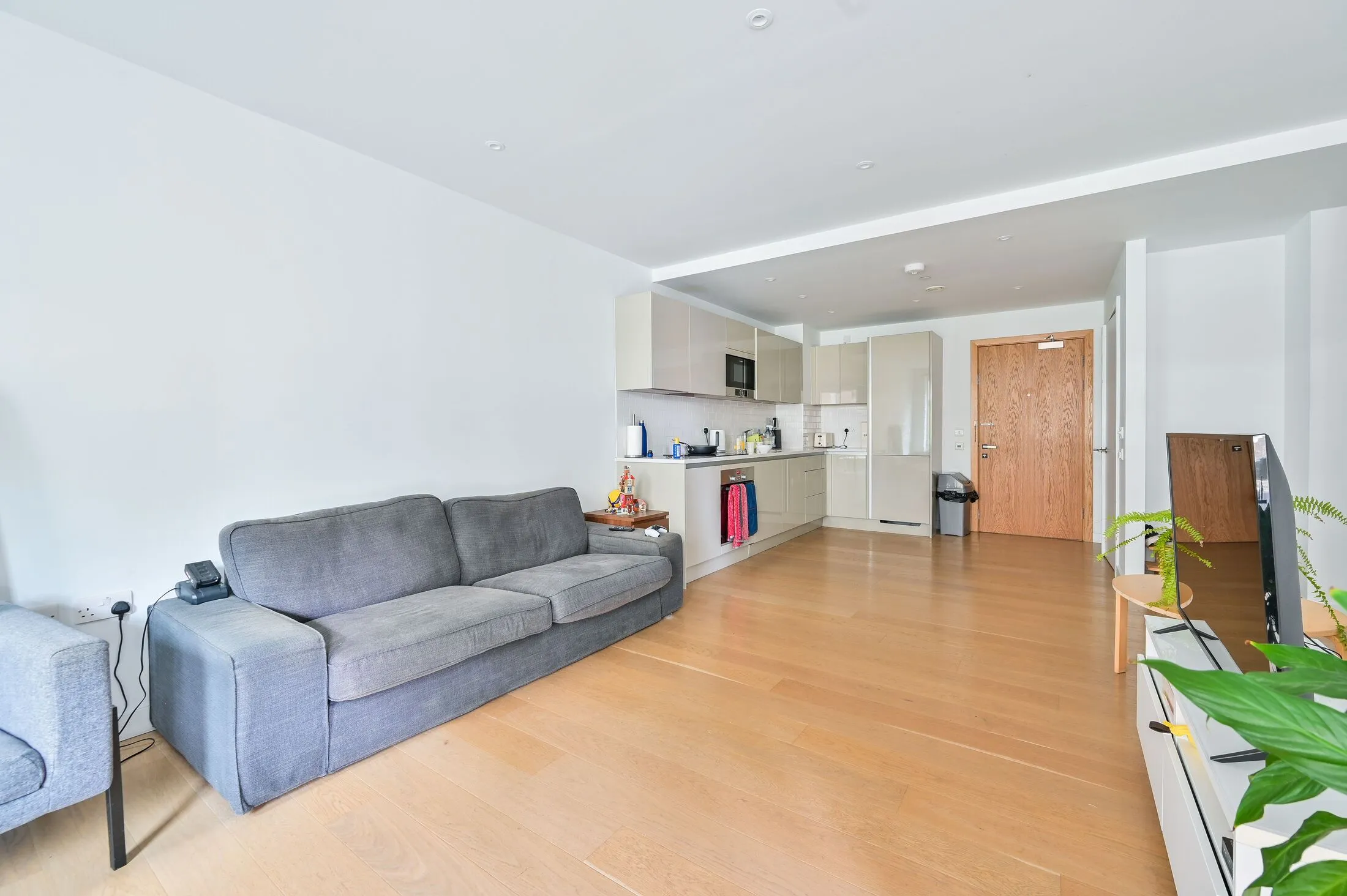 Flat Sayer Street in Greater London