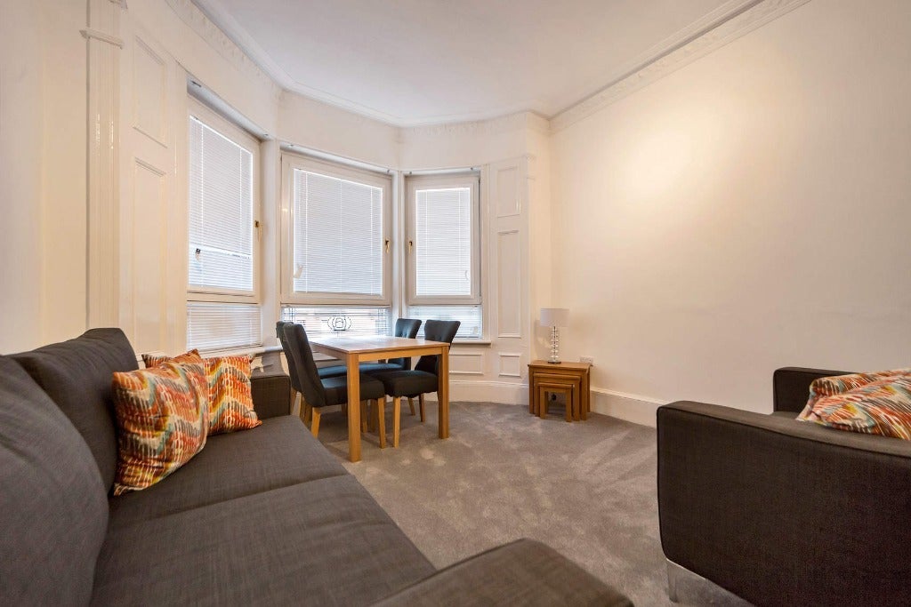 Flat Roslea Drive in Glasgow