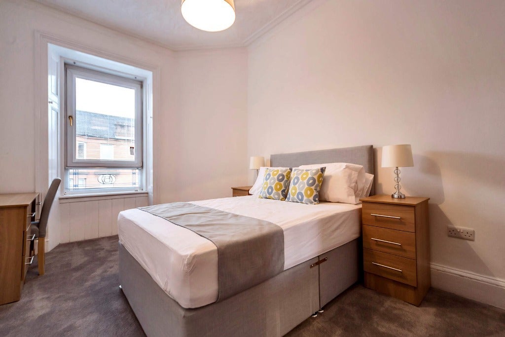 Flat Roslea Drive in Glasgow