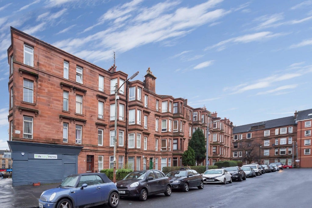 Flat Roslea Drive in Glasgow