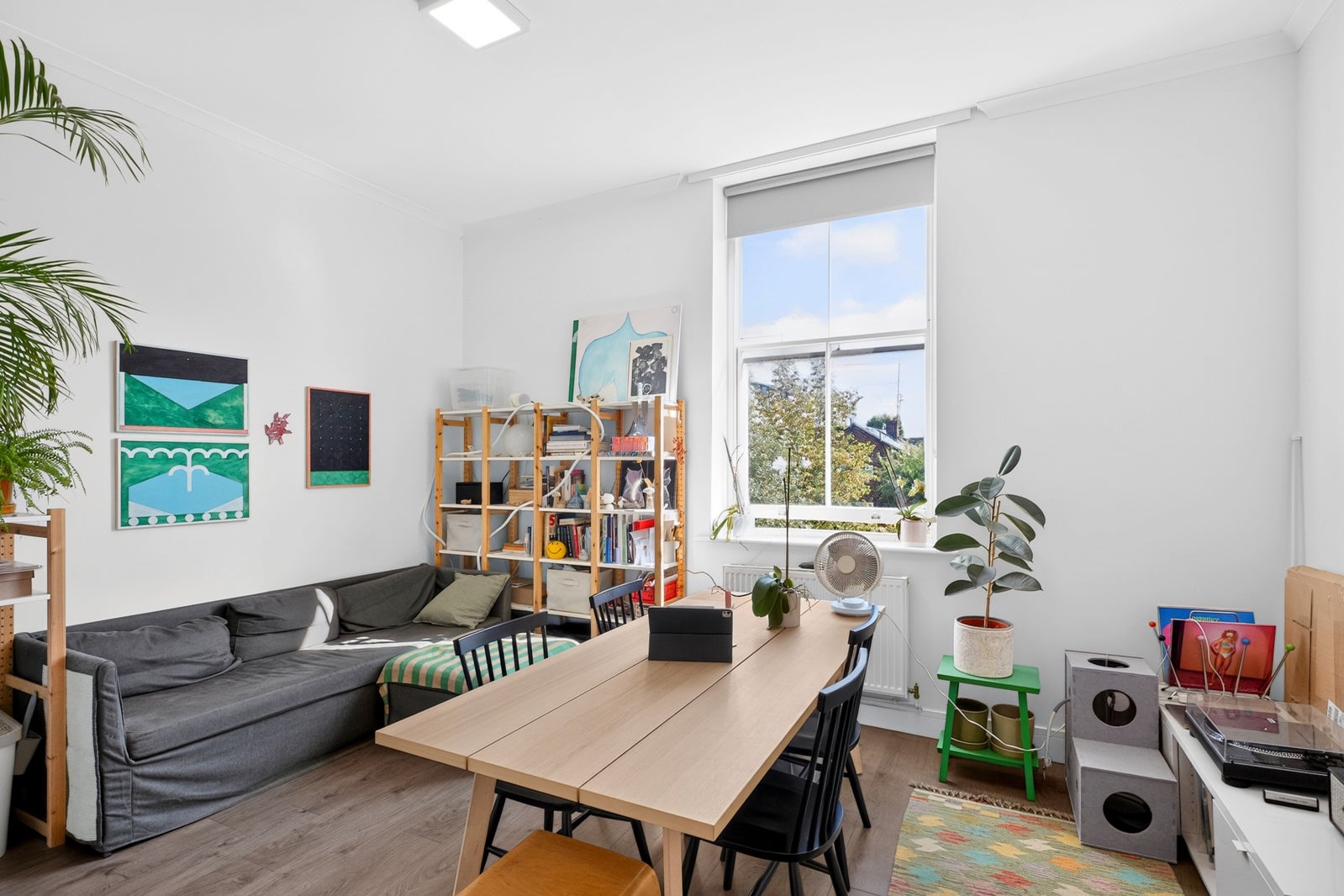 Flat Navarino Road in Greater London