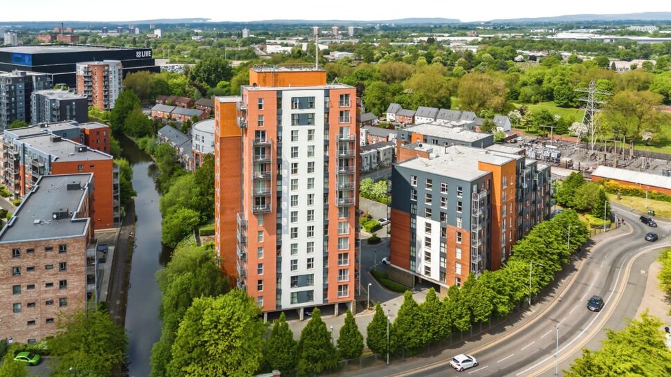 Flat Stillwater Drive in Manchester
