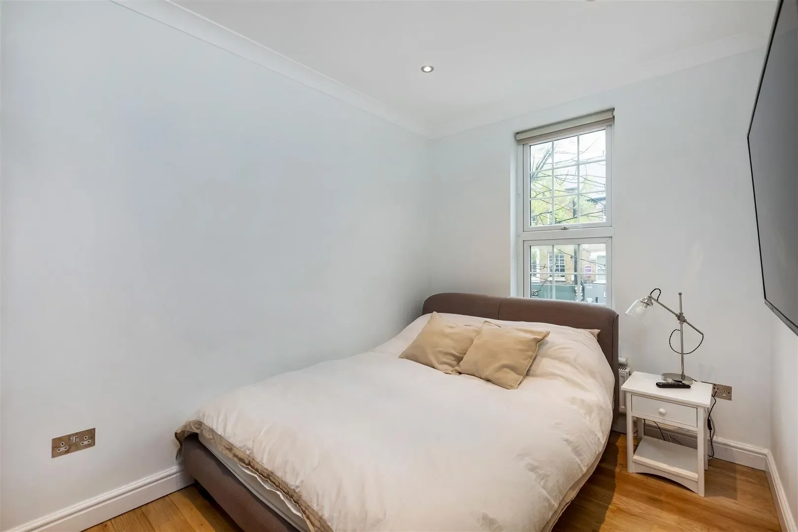 Flat Colston Road in Greater London