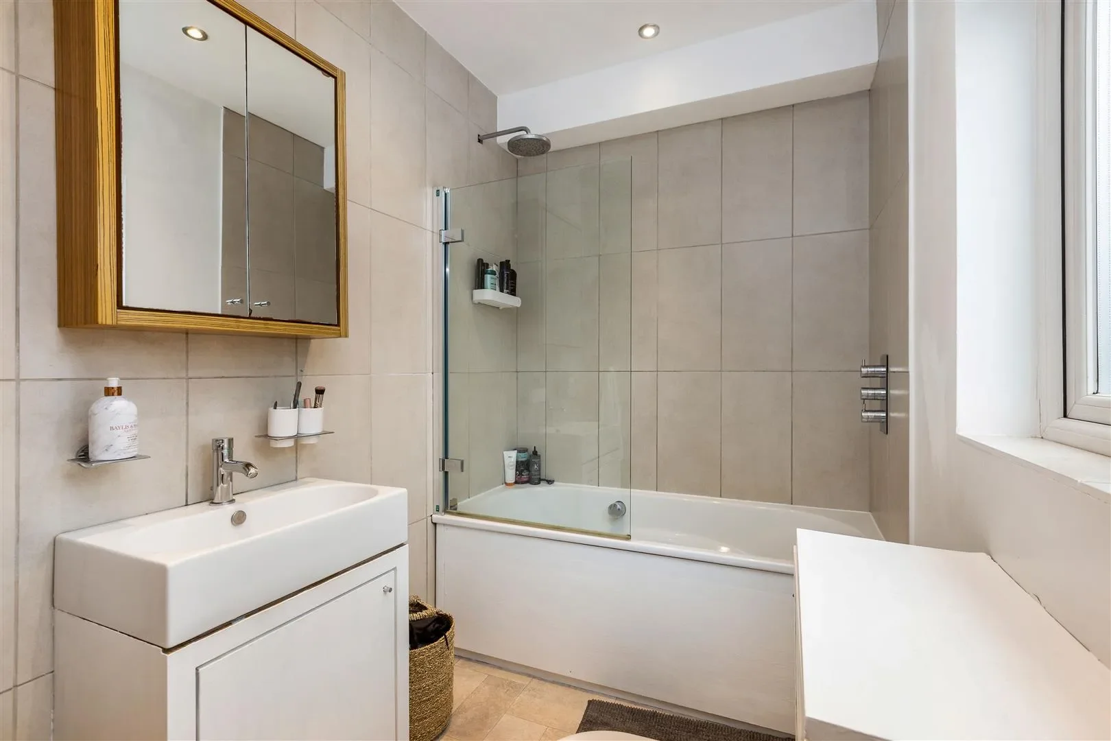 Flat Colston Road in Greater London
