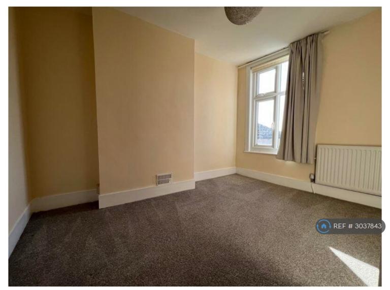 Flat Hartington Place in Southend-on-Sea