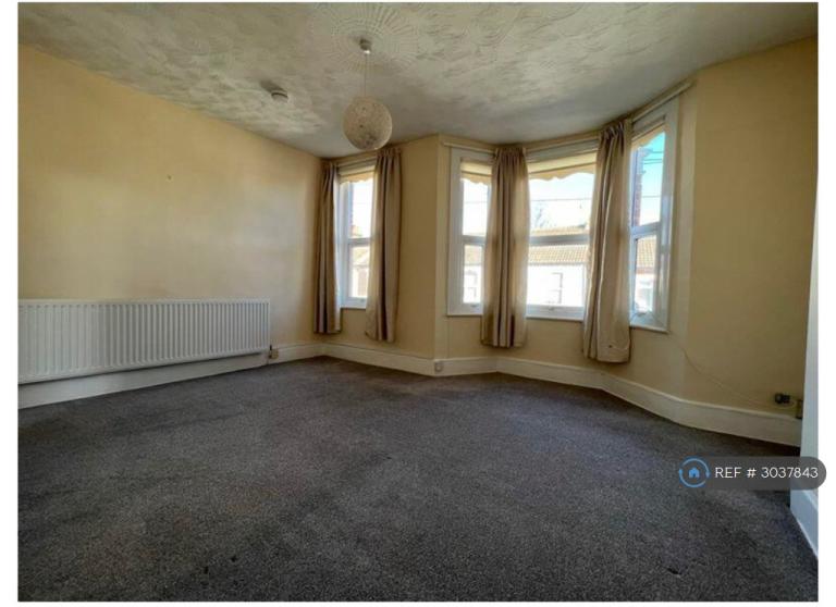 Flat Hartington Place in Southend-on-Sea