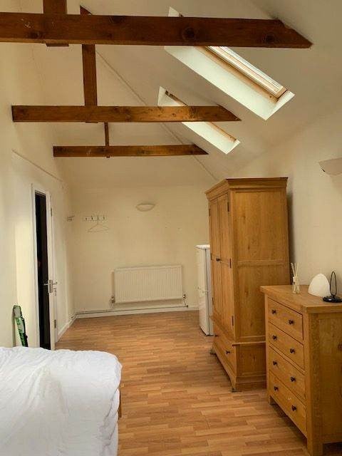 Room Burdon Lane in Greater London
