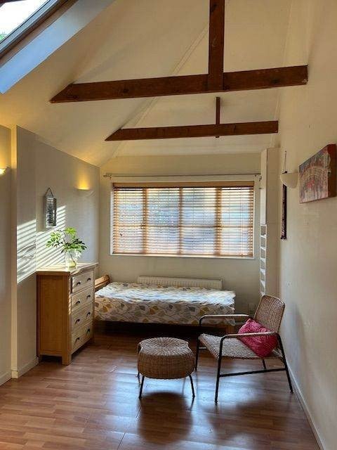 Room Burdon Lane in Greater London