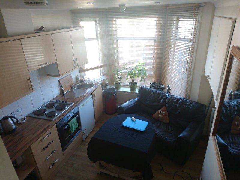 Flat Hadyn Park Road in Greater London