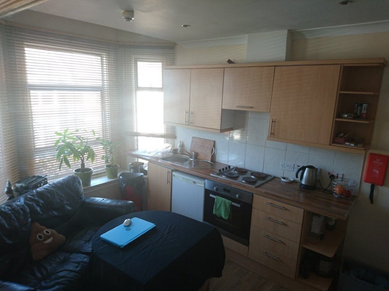 Flat Hadyn Park Road in Greater London