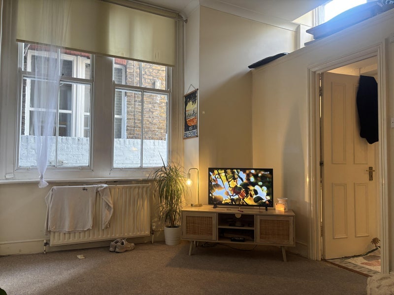 Room Greencroft Gardens in Greater London