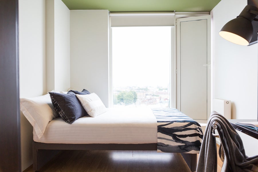 Room Frying Pan Alley in Greater London