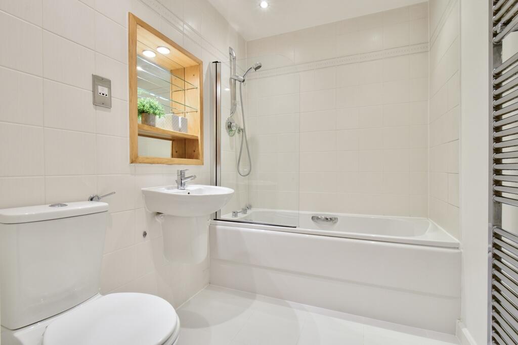 Flat Orchard Road in Greater London
