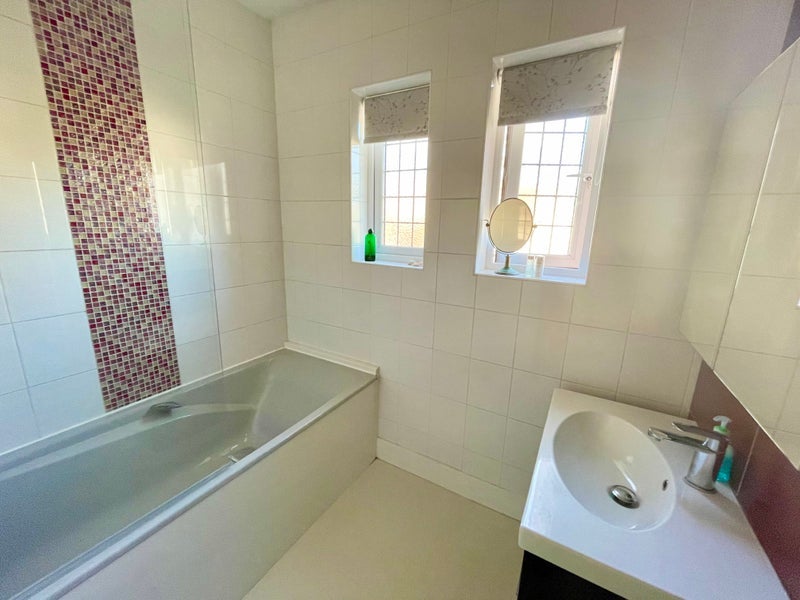 Room Briarfield Avenue in Greater London