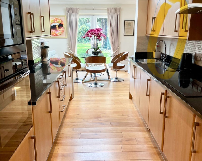 Room Briarfield Avenue in Greater London