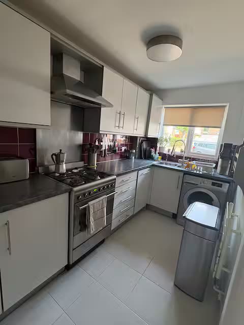 Room Ann Moss Way in Greater London