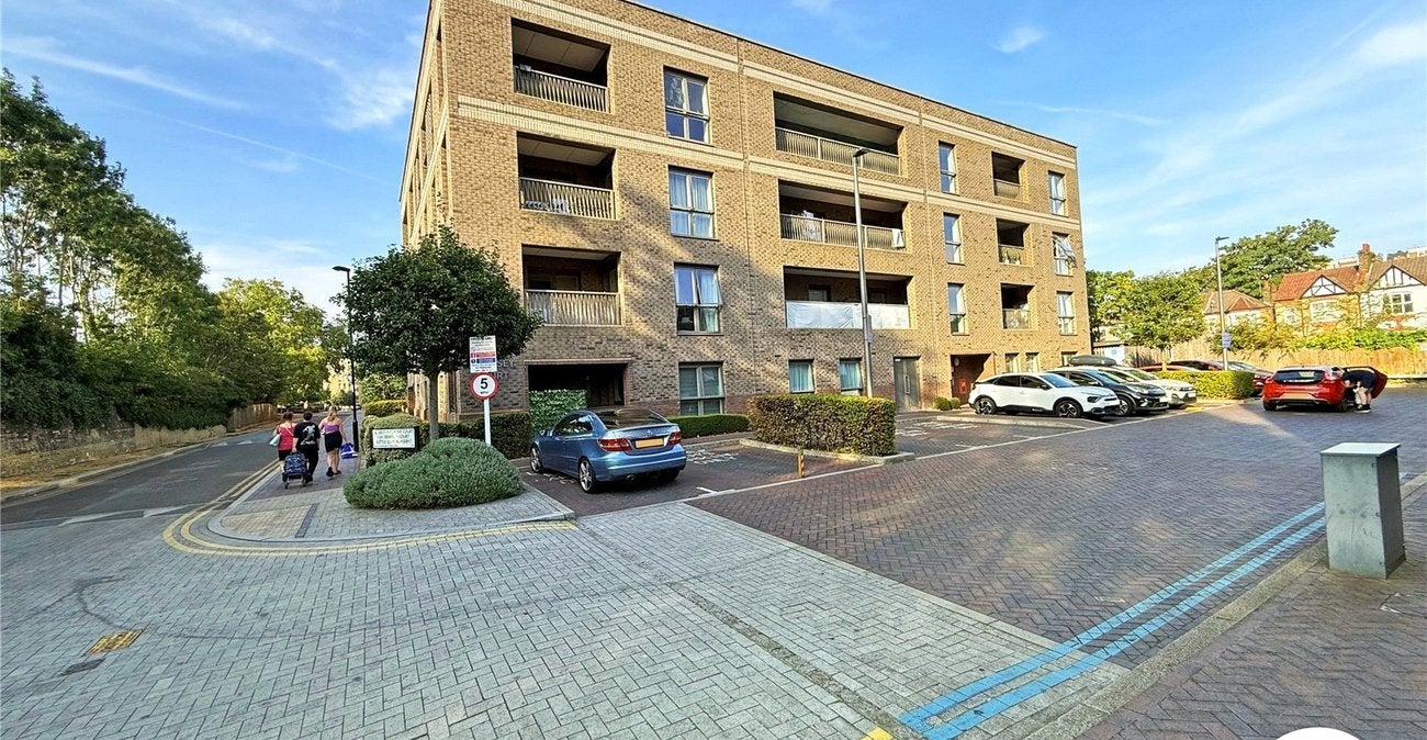Flat Adenmore Road in Greater London