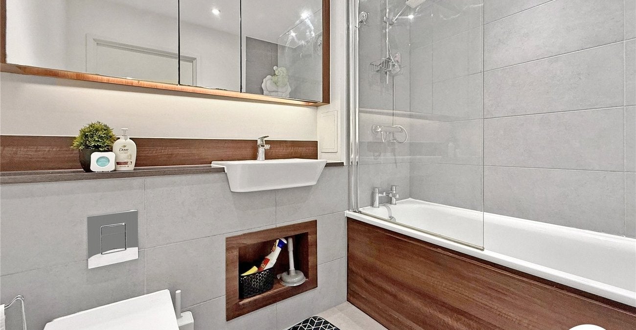 Flat Adenmore Road in Greater London