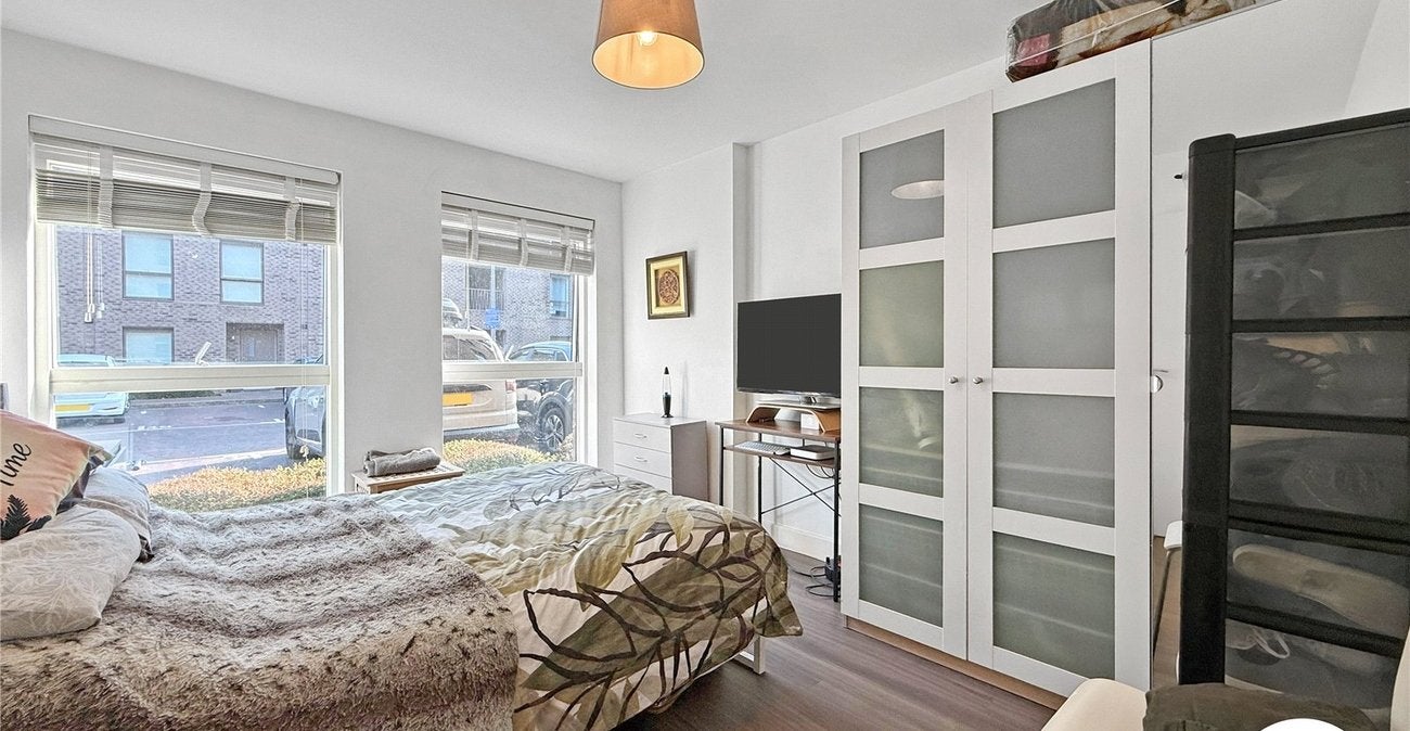 Flat Adenmore Road in Greater London