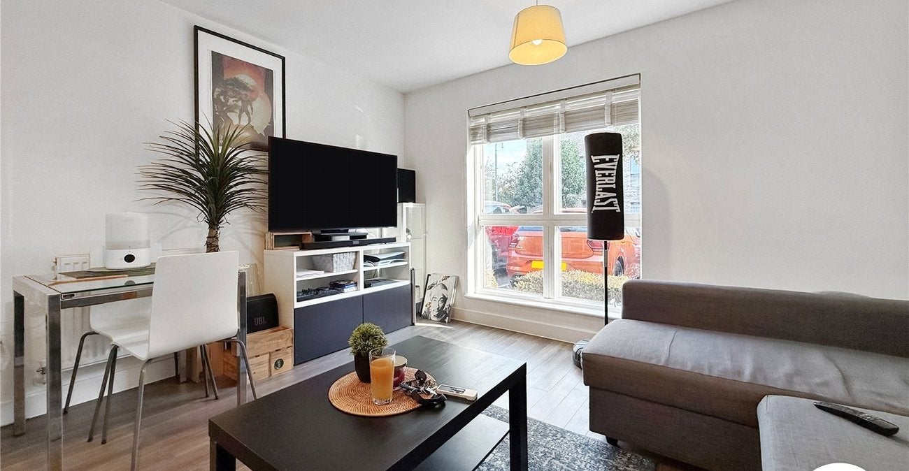 Flat Adenmore Road in Greater London
