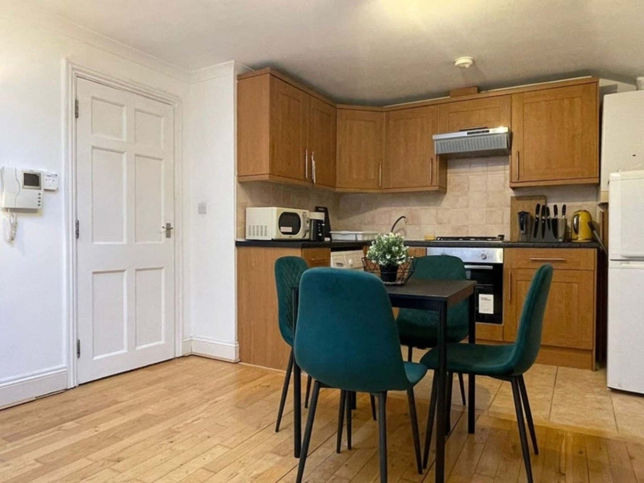 Flat Essex Road in Greater London