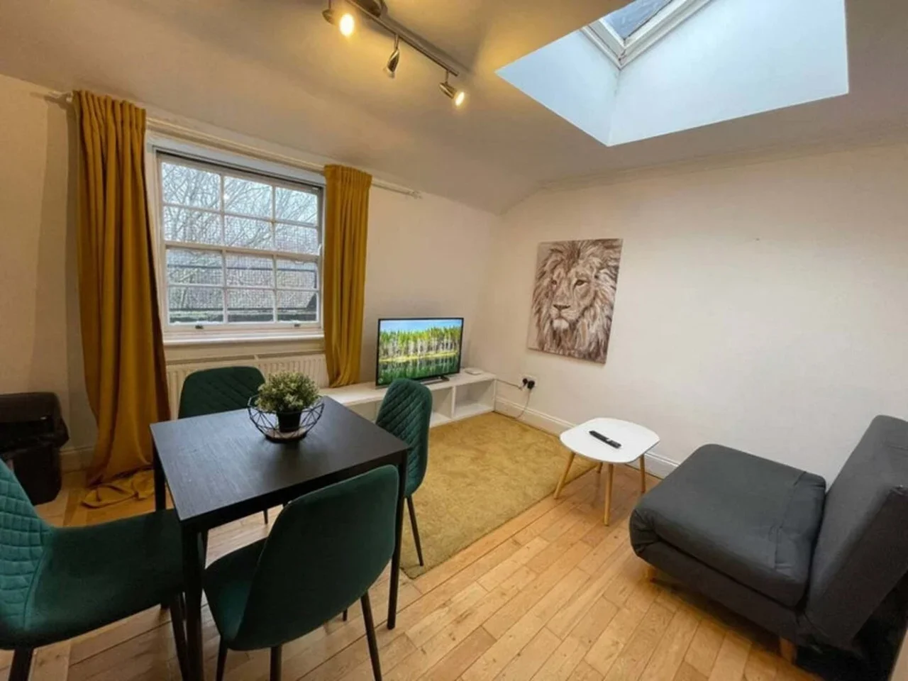 Flat Essex Road in Greater London