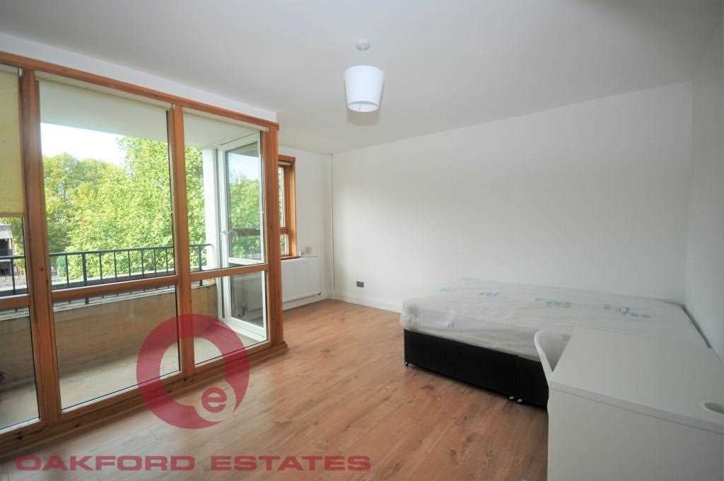 Flat Plender Street in Greater London