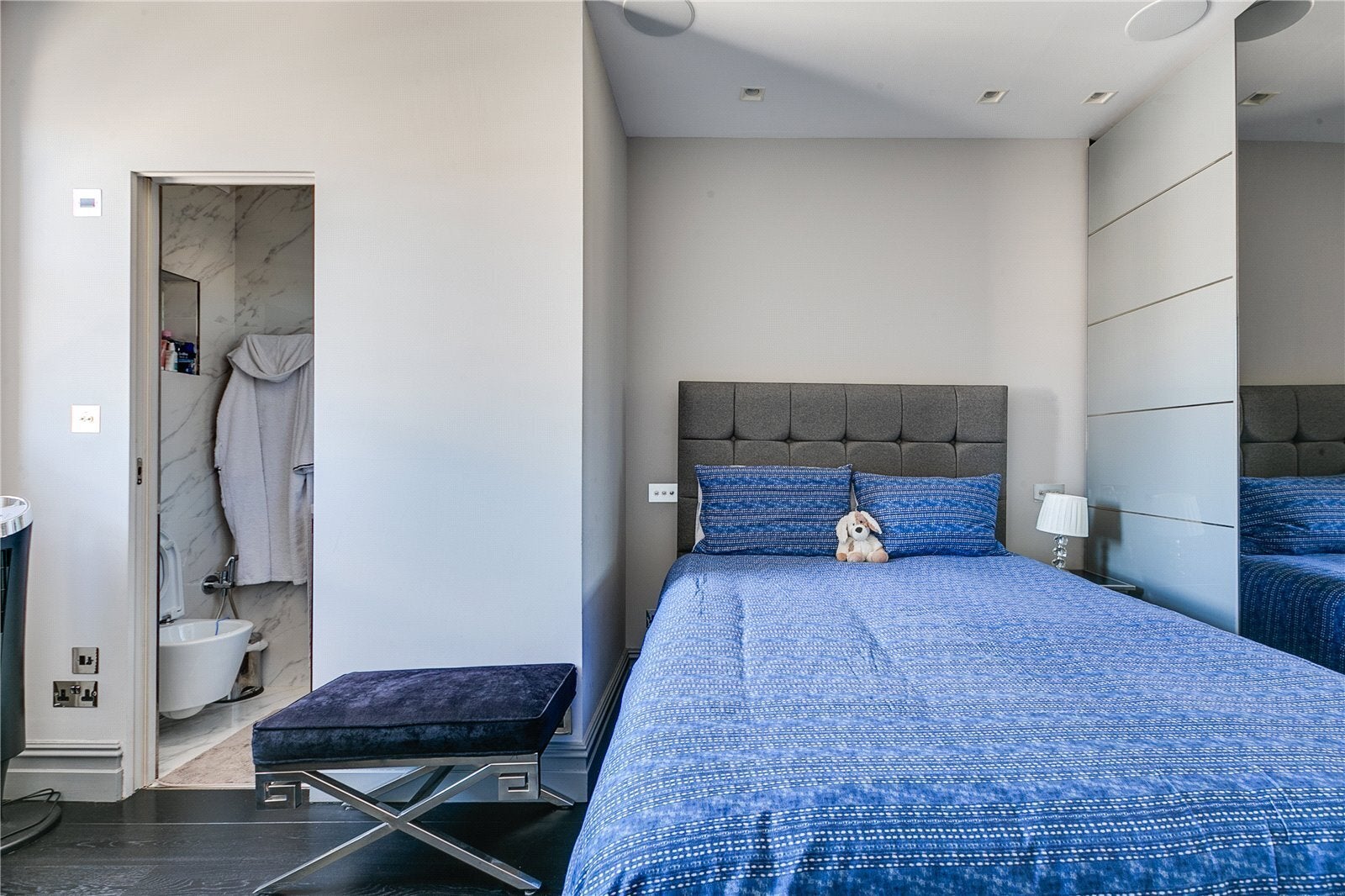 Flat Belgrave Square in City of Westminster