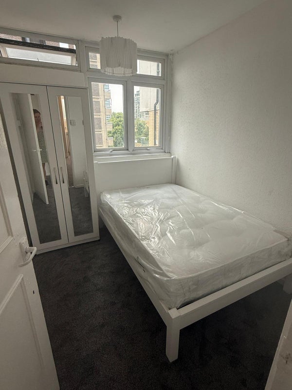 Room Cable Street in Greater London