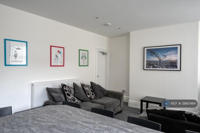 Flat Somerset Road in Kirklees