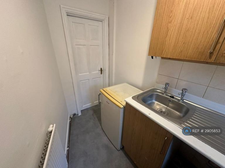 Room Elder Grove in Wakefield