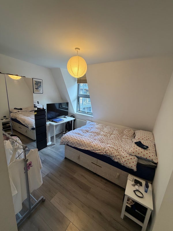 Room Kingsland Green in Greater London