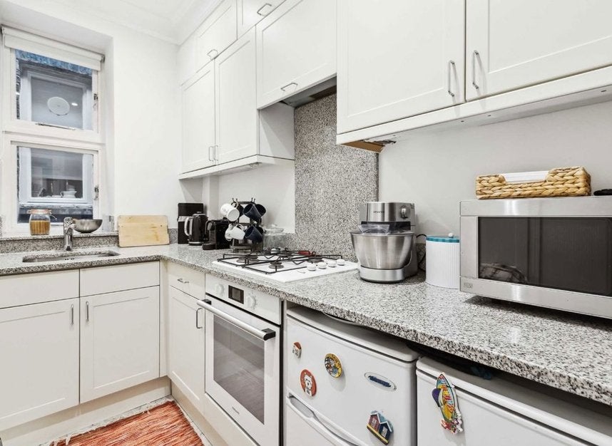 Flat Pembridge Gardens in Greater London