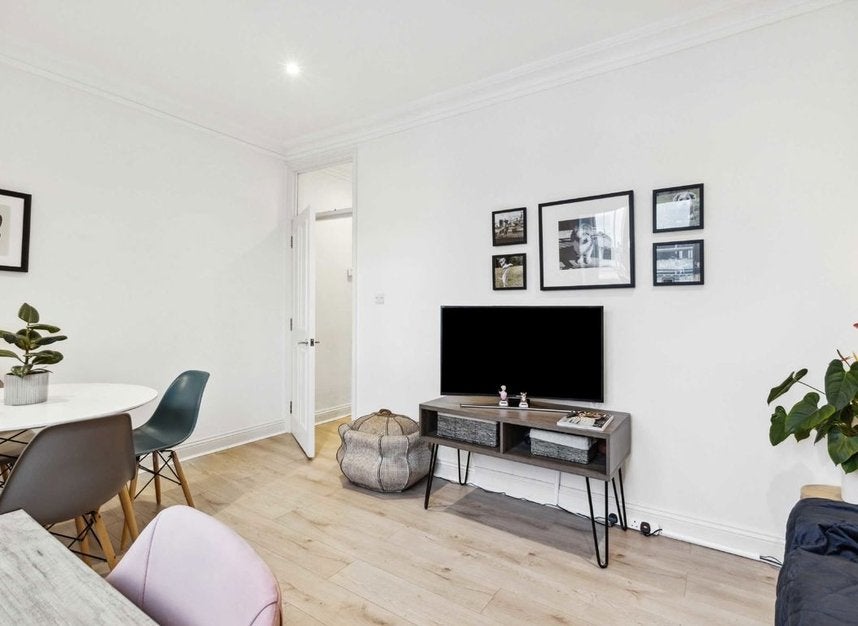 Flat Pembridge Gardens in Greater London