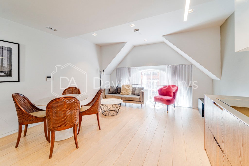 Flat Bartholomew Close in City of London