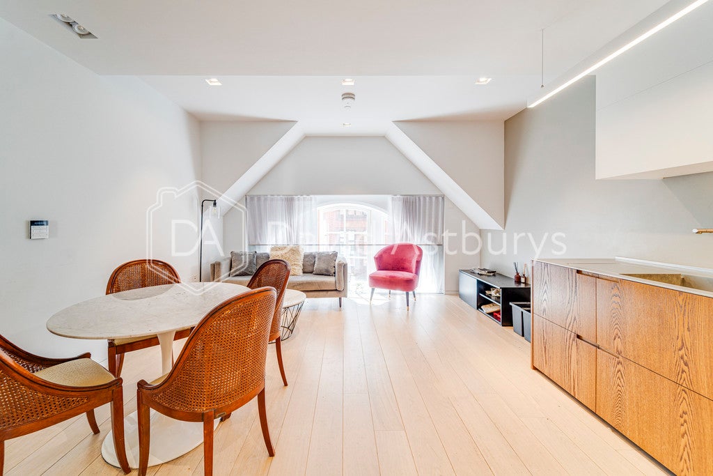 Flat Bartholomew Close in City of London