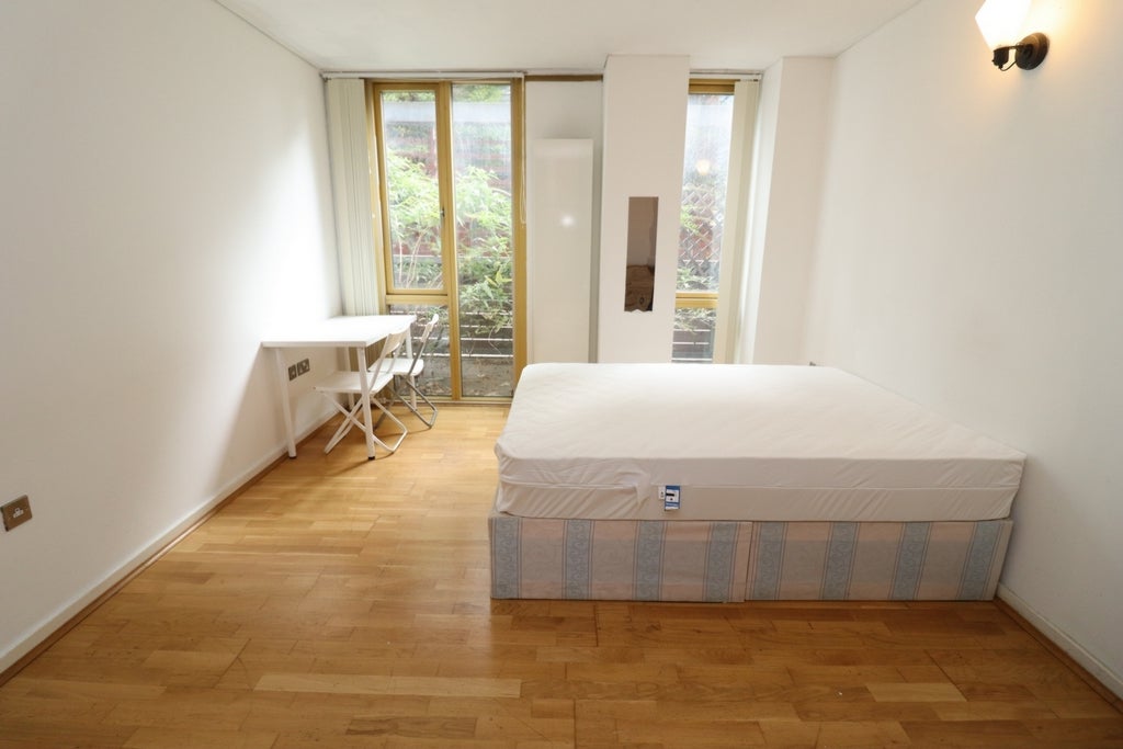 Room Globe Road in Greater London