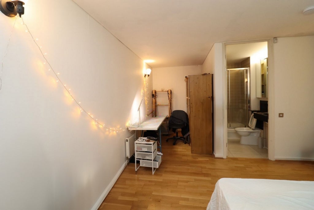Room Globe Road in Greater London