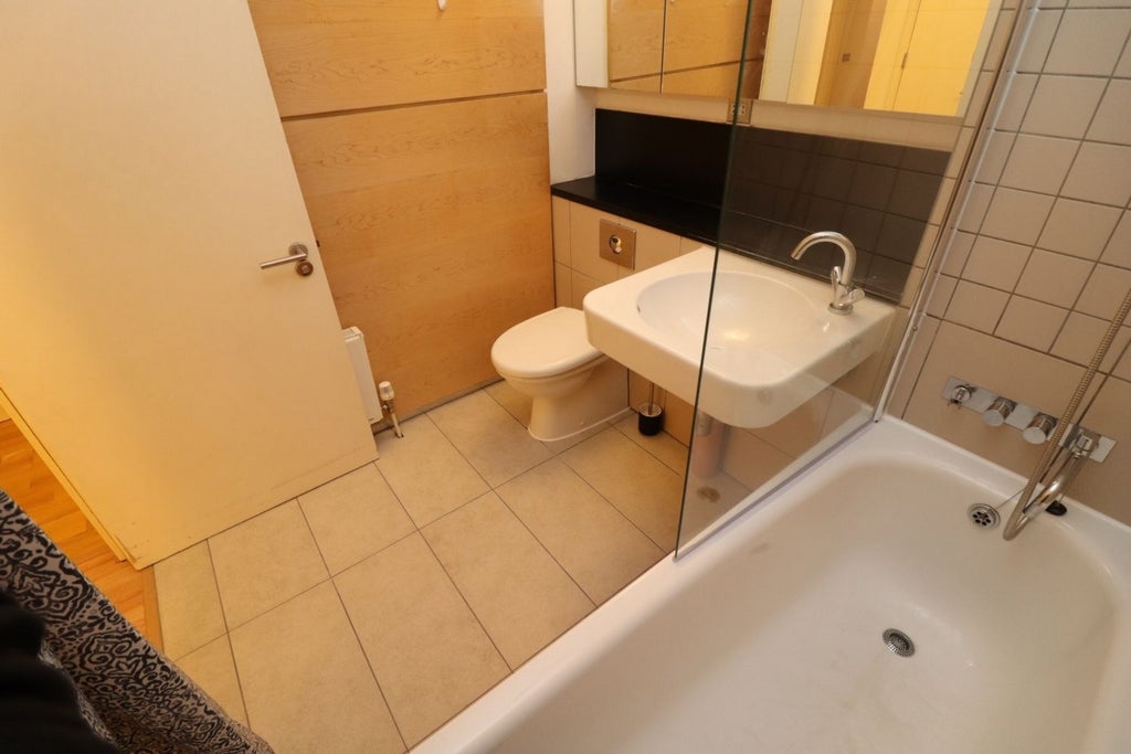 Room Globe Road in Greater London